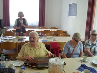 Foto vom Singen und Musizieren mit Frau Frick an der Zither